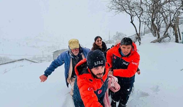 Kar, tipi, soğuk dinlemedi, AFAD 400 metre sırtında taşıdı