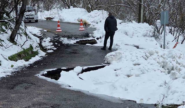 Kar yağışı sonrası mahalle yolu heyelana teslim oldu