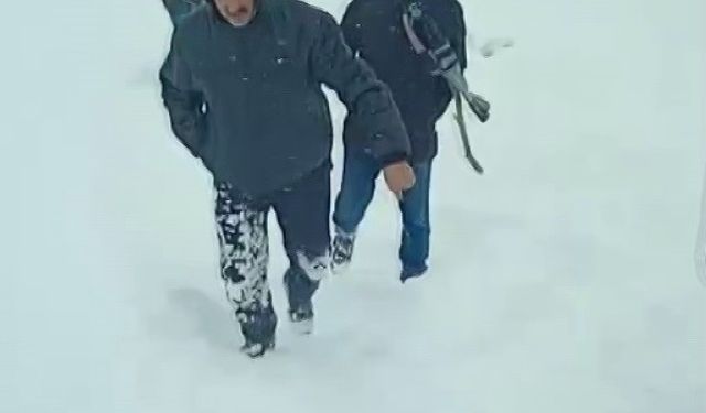Kar yağışı yolları kapattı, kırsalda yaşayanlar temel ihtiyaçlarını karşılamak için kilometrelerce yol yürüdü