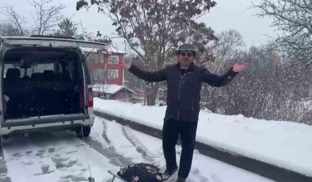 Kar yağışını aracın arkasına bağlanan kızaklarla kutladılar