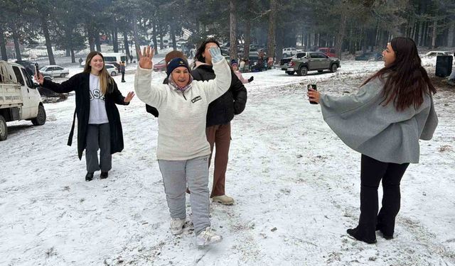 Kar yağışını göbek atarak kutladılar