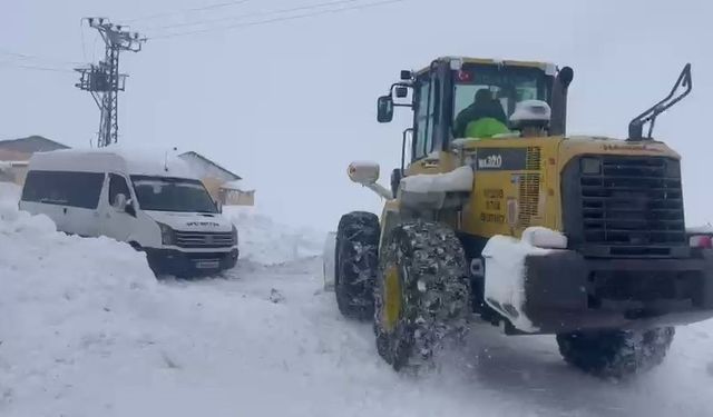 Kar yolları kapattı, cenaze 5 saattik mücadele sonrası defnedilebildi