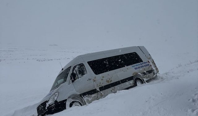 Kara saplanan minibüsteki yolcuları jandarma kurtardı