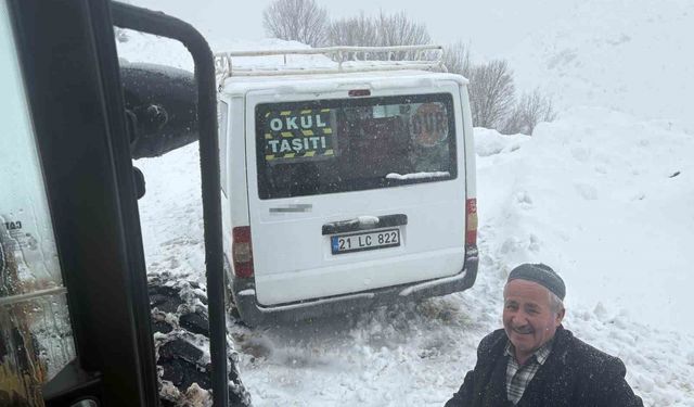 Karda mahsur kalan öğrencilerin minibüsü kurtarıldı
