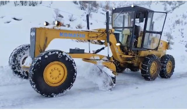 Karda mahsur kalanlar ekipler tarafından kurtarıldı