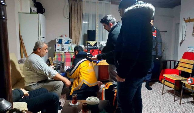 Kardan yolu kapanan köydeki yaralıya ulaşmak için zamanla yarıştılar