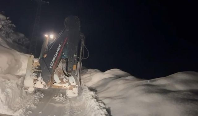 Karla mücadele ekipleri gece gündüz yol açıyor