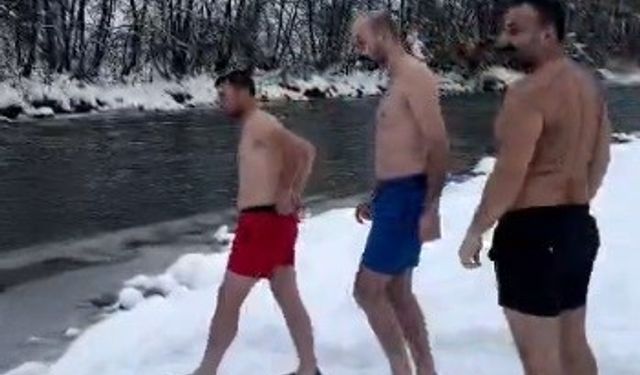 Karların arasından buz gibi nehre: Tunceli'de 3 arkadaş soğuğa meydan okudu