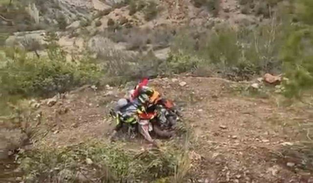 Karlı dağları cross motorlarla aşmaya çalıştılar: Zorlu yolculuk kamyonette son buldu