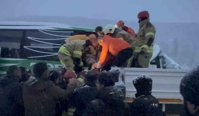 Karlı yolda kayan otobüs tıra çarptı: Yolcuları kurtarma çalışmaları sürüyor