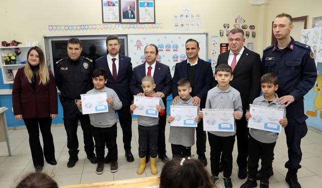 Karneler alındı, tatil zili çaldı: Karasu'da 12 bin öğrenci karne sevinci yaşadı