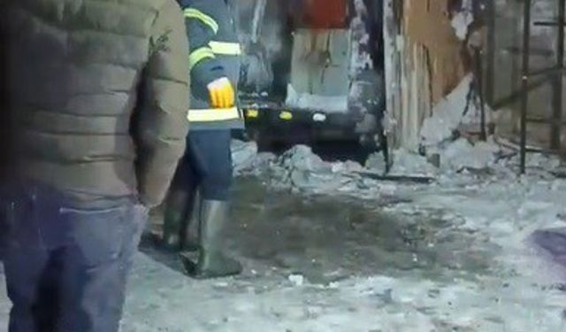 Kars'ta donmasın diye altında ateş yakılan araç alev topuna döndü