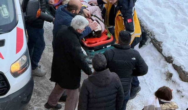 Kars'ta okula giden öğrencinin başına buz kütlesi düştü