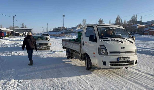 Kars'ta soğuktan hareket halinde araçlar dondu