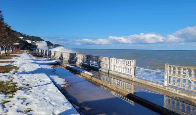 Kastamonu'da dalgalar sahil şeridine zarar verdi
