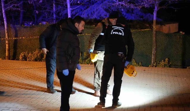 Kavgaya müdahale eden polis memuru bıçakla yaralandı