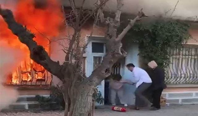 Kedisini kurtarmak için alevlerin içine daldı; komşuları güçlükle dışarı çıkardı