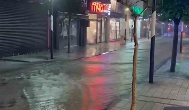 Kırklareli'nde sağanak yağış hayatı olumsuz etkiledi: Cadde ve sokaklar göle döndü