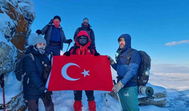 Kırşehirli dağcılar, Gönül Dağı'nda İstiklal Marşı okudu