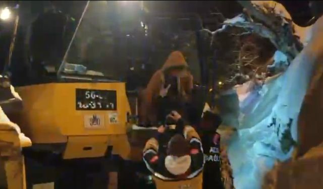 Kolundan yaralanan çocuk, iş makinasıyla bulunduğu yerden alınıp sağlık ekibine teslim edildi