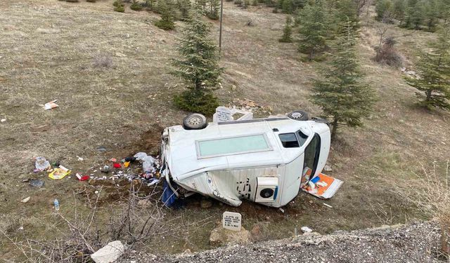 Kontrolden çıkan kamyonet şarampole yuvarlandı: 3 yaralı