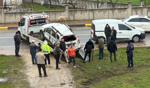 Kontrolden çıkan otomobil, belediye aracına çarparak takla attı