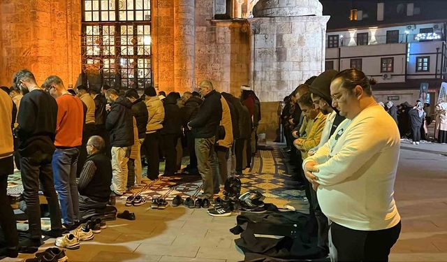 Konya'da Miraç Kandili'nde vatandaşlar camilere akın etti