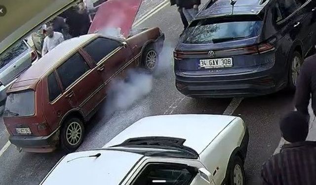 Korkutan araç yangınına esnaftan hızlı müdahale