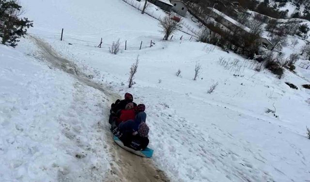 Köylerde kar eğlencesi: Çuvalın içine saman doldurup kayak yaptılar
