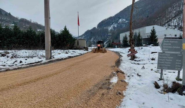 Köylerde yol bakım çalışmaları sürüyor