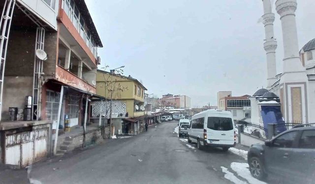 Kulp'ta yüksek kesimler beyaza büründü