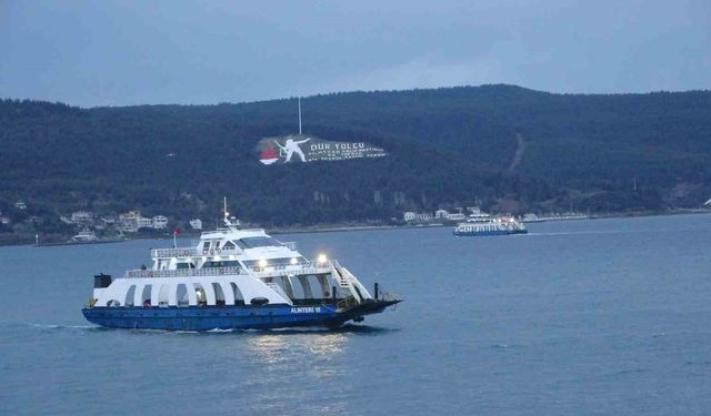 Lodos fırtınası nedeniyle çift yönlü trafiğe kapatılan Çanakkale Boğazı 45 saat sonra açıldı