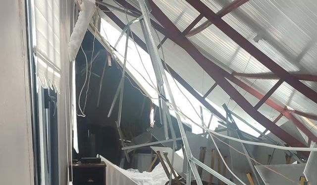 Malatya'da mevlit salonunun çatısı kardan çöktü