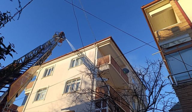 Mangal yakmak isterken çatıyı ateşe verdi