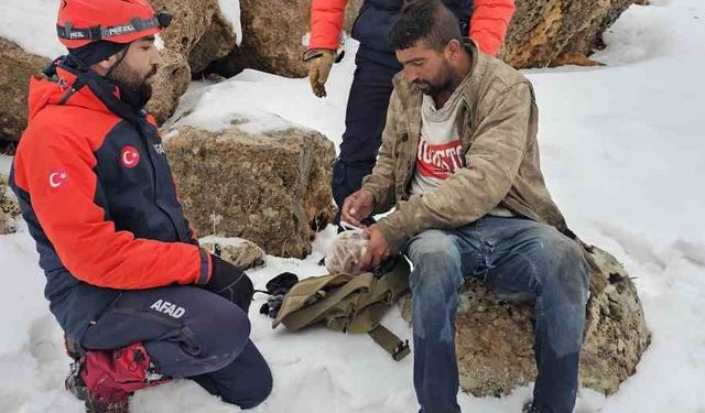 Mardin'de kar ve tipi altında mahsur kalan çoban kurtarıldı