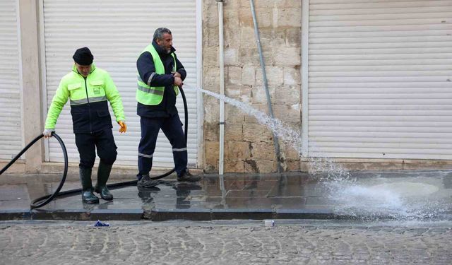 Mardin'de tarihi 1. Cadde'de kar sonrası temizlik ve yenileme çalışması devam ediyor