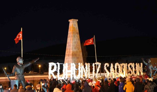 Meşalelerle şehitler için geceyi aydınlattılar