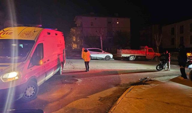 Motosiklet ile otomobil çarpıştı: 2 yaralı