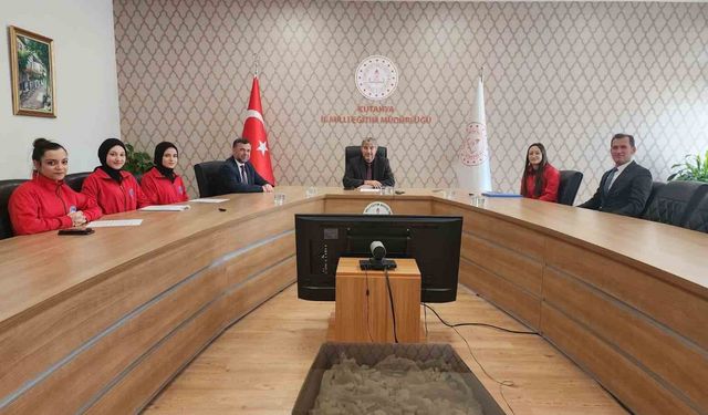 Müdür Yılmaz: 'Anaların izinde, babaların gölgesinde, öğretmenlerin rehberliğinde yürüyün'