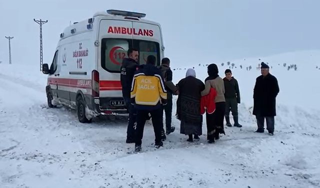 Muş'ta hasta, ambulansa iş makinesiyle ulaştırıldı