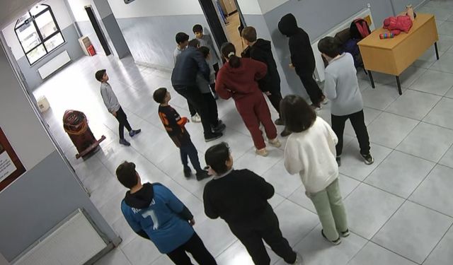 Nefes borusuna ekmek kaçan öğrencisini heimlich manevrasıyla kurtardı