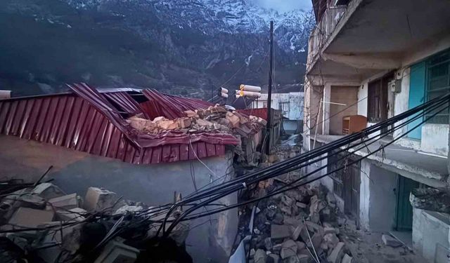 Niğde'de şiddetli rüzgar nedeniyle minare yıkıldı, çatılar uçtu