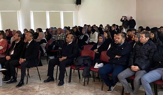 Öğrencilerinin hazırladığı şiir dinletisi büyük beğeni topladı