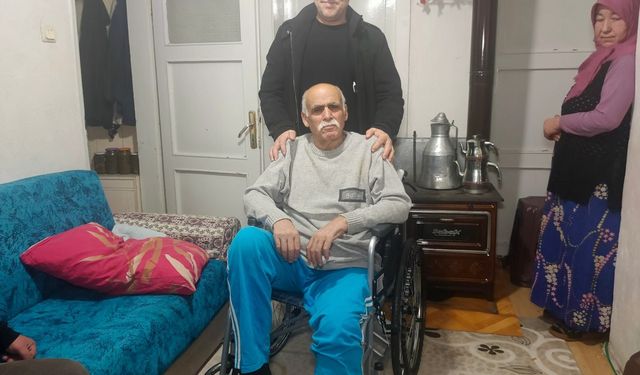 Öğrencilerle yaptığı işbirliğiyle 322'nci tekerlekli sandalyeyi ihtiyaç sahibine teslim etti