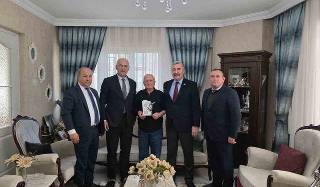 Ömrünü öğrencilerine adayan Varol öğretmen unutulmadı