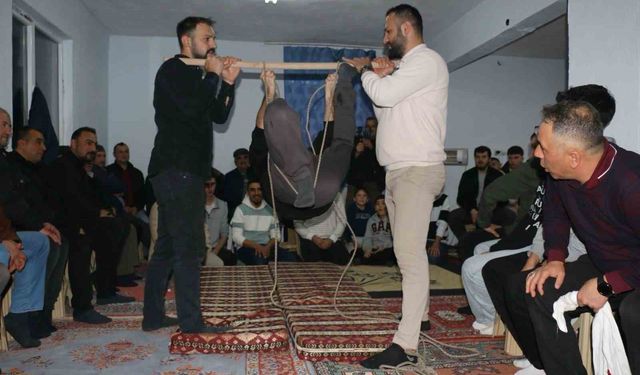 Onlarca köylü bir araya geldi, geleneksel orta oyunları kahkahaya boğdu