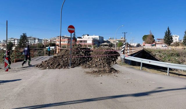 Ortasında delik oluşan köprü trafiğe kapatıldı