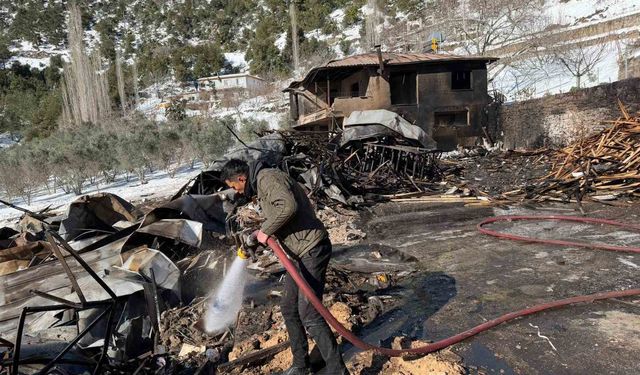 Osmaniye'de hızar atölyesi yangında kül oldu