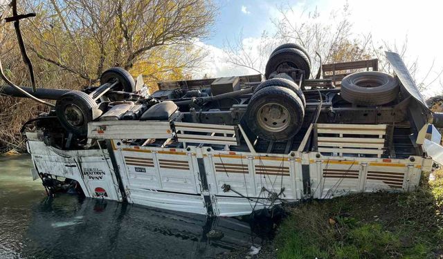 Osmaniye'de turp yüklü kamyon dereye devrildi