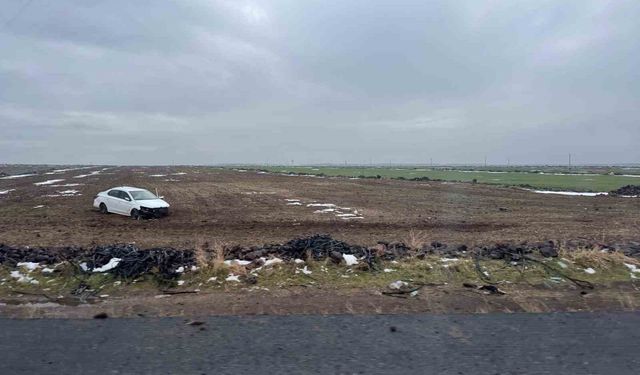 Otomobil tarlaya yuvarlandı, sürücü kazayı yara almadan atlattı